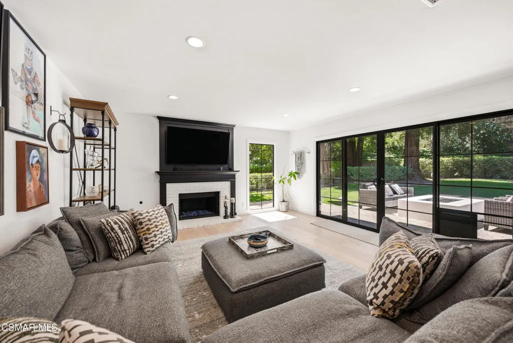 29455 Fountainwood St Agoura Hills-18