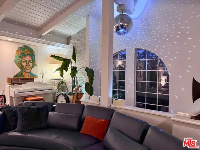 2225 N Cahuenga Boulevard, Los Angeles, California 90068