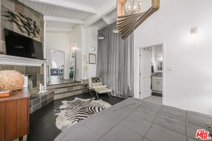 2225 N Cahuenga Boulevard, Los Angeles, California 90068