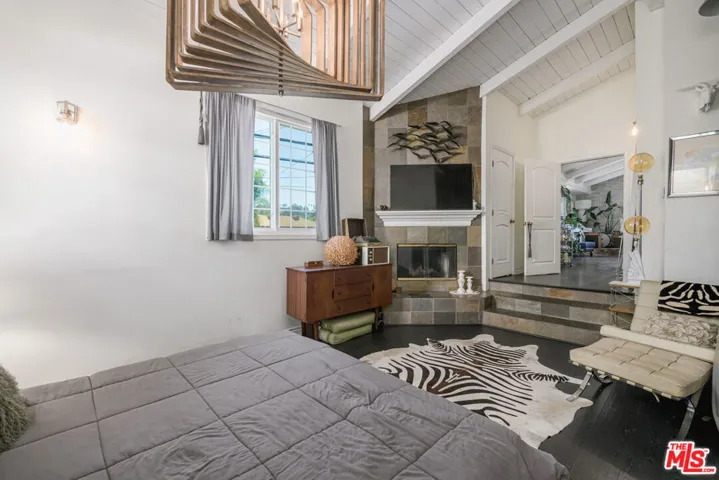 2225 N Cahuenga Boulevard, Los Angeles, California 90068