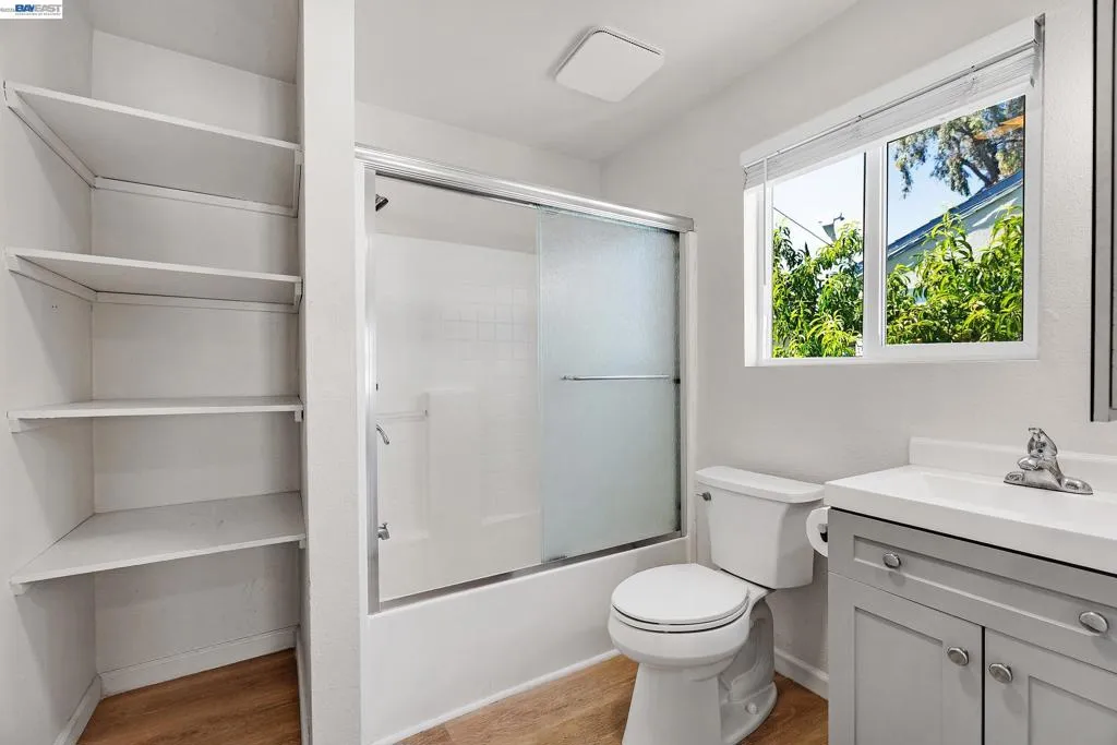4067 Vineyard Unit 5 Bathroom