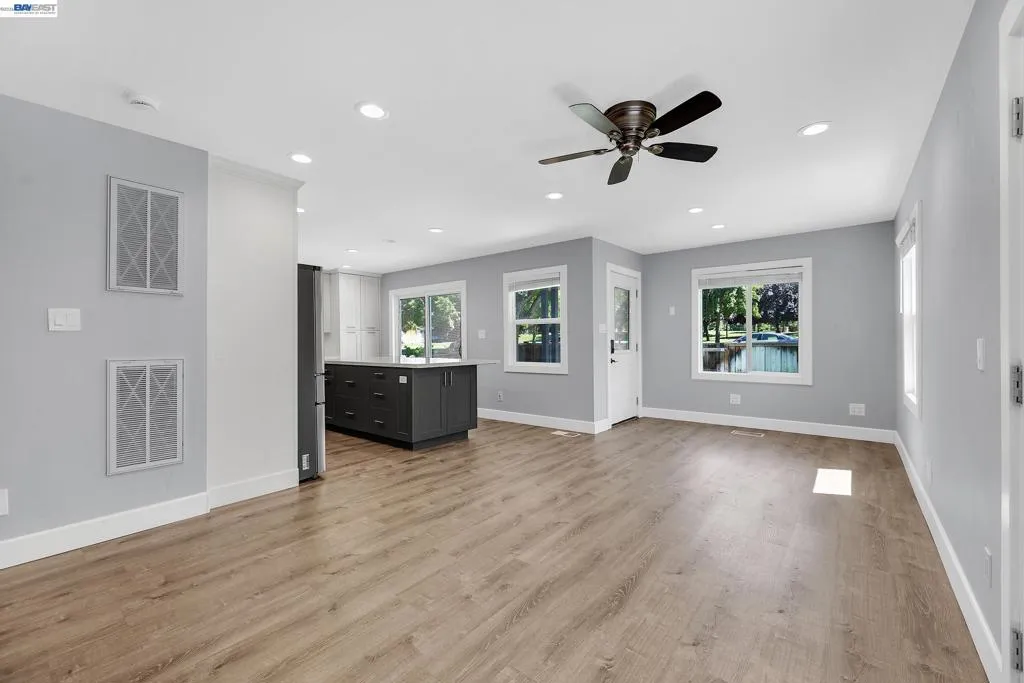 4059 Vineyard living room
