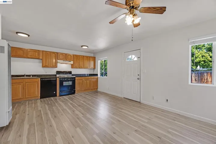 4067 Vineyard Unit 5 Kitchen