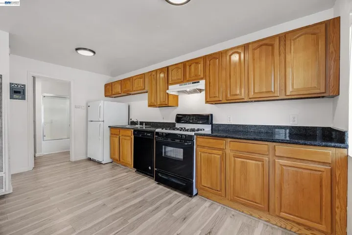 4067 Vineyard Unit 5 Kitchen