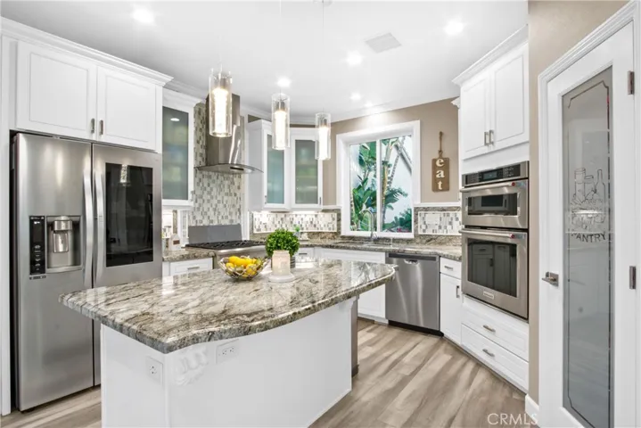 GOURMET KITCHEN with Walk In Pantry