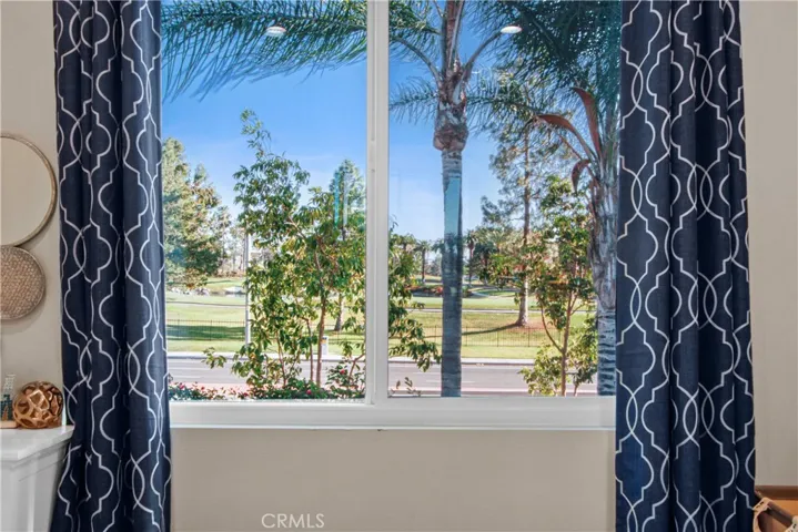 Overlooks Golf Course - a balcony would overlook this!