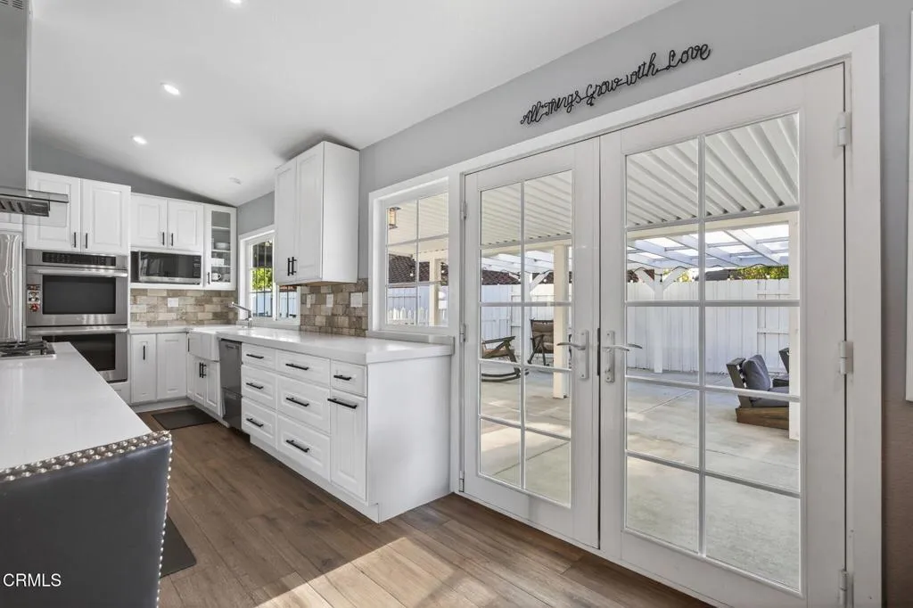 Bright Kitchen & Backyard Access