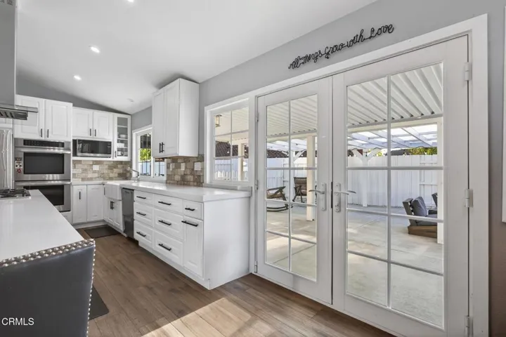 Bright Kitchen & Backyard Access