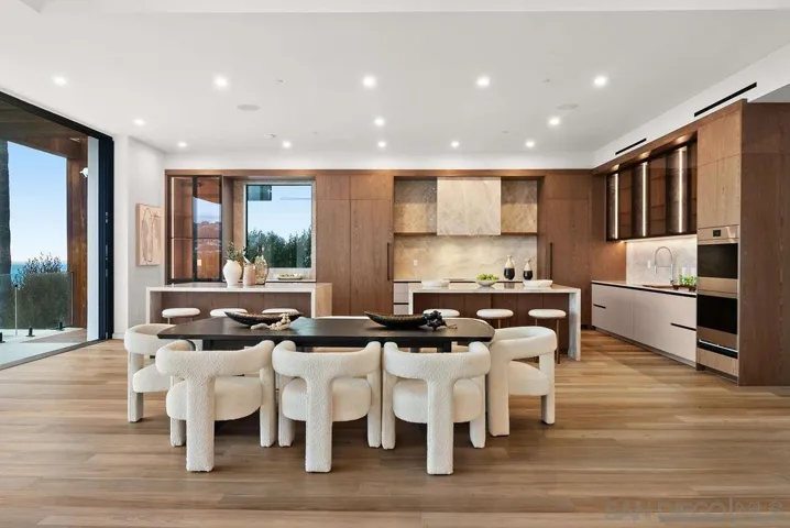 8421 Whale Watch Way, La Jolla, California 92037