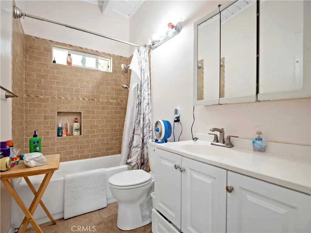 Primary Full bathroom