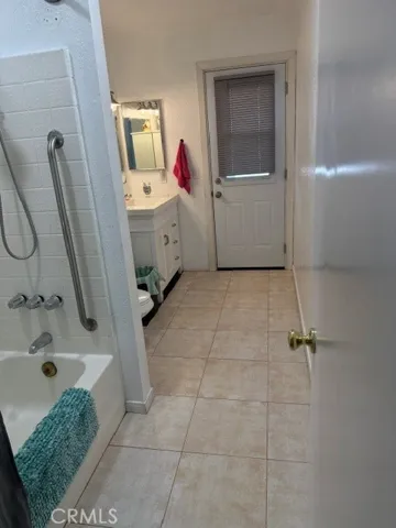 Full Guest Bath off Entry
