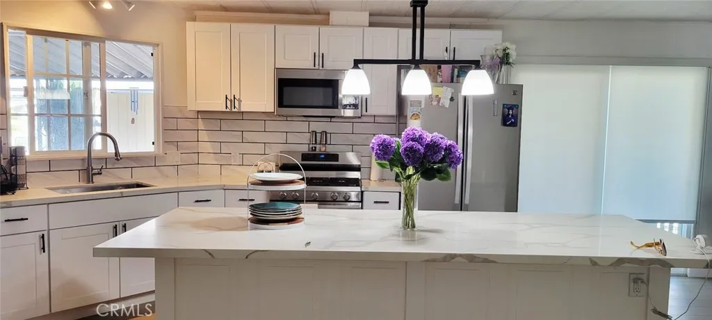 OPEN KITCHEN