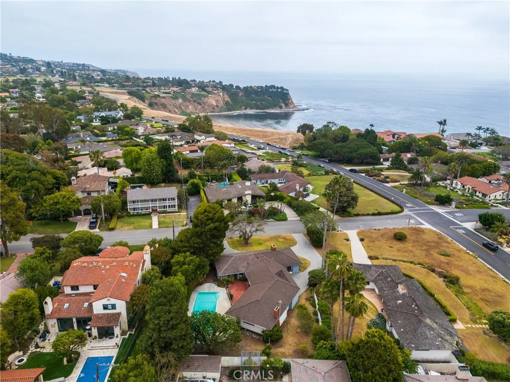 Excellent location just steps to The cliffs of Lunada Bay