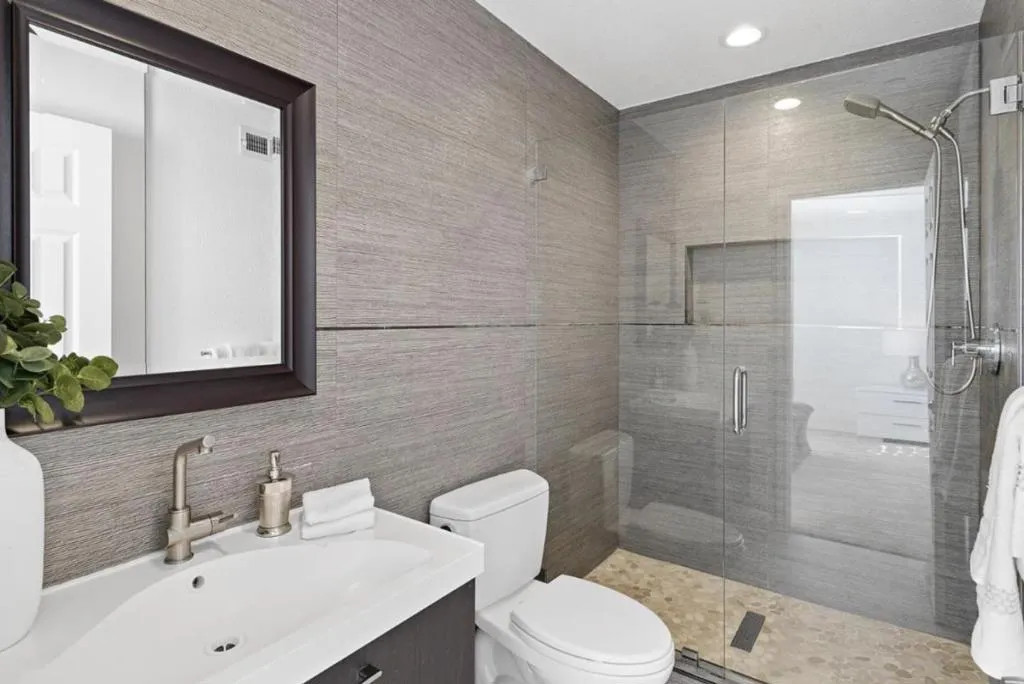 Back bedroom bathroom