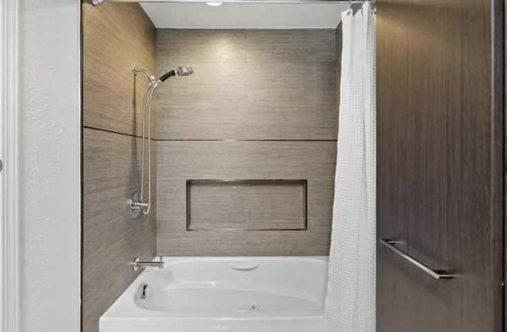 Front bedroom bathroom with jetted tub