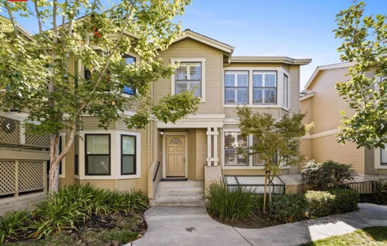 End unit TH with front greenery open space