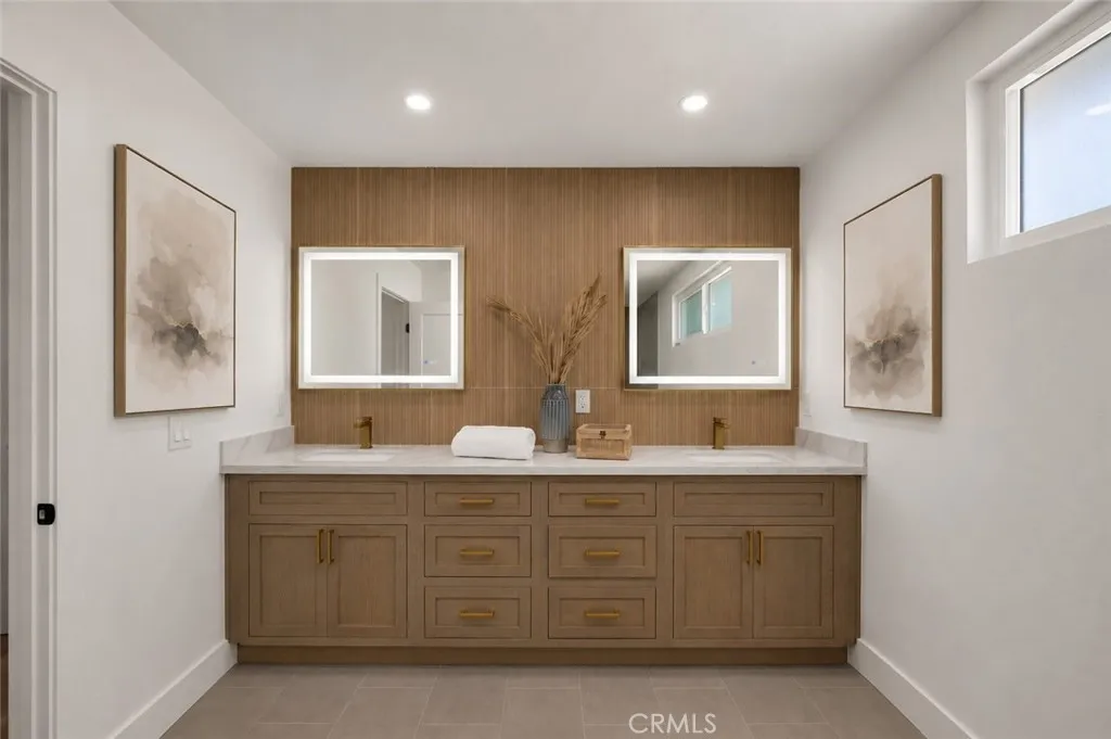 Master bathtroom