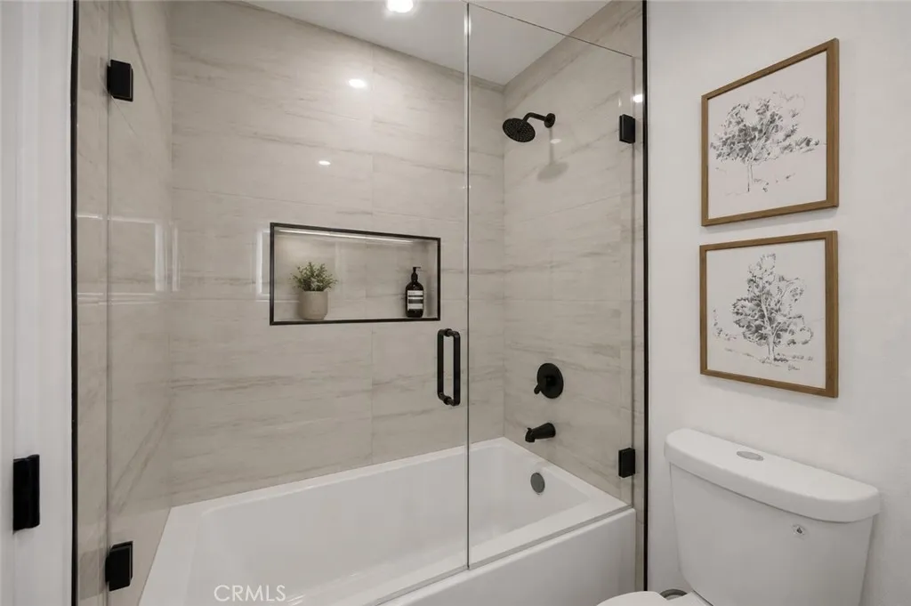 Upstairs tub/shower
