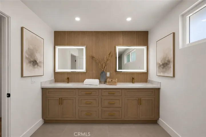 Master bathtroom