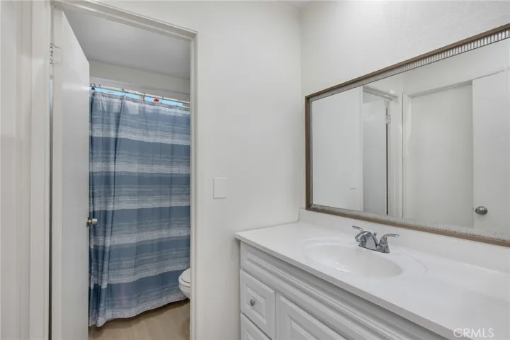 Unit B - Bathroom