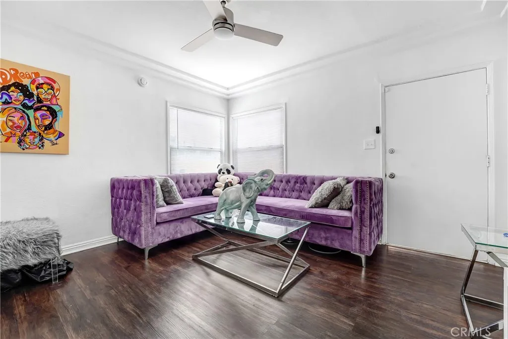 FRONT UNIT LIVING ROOM