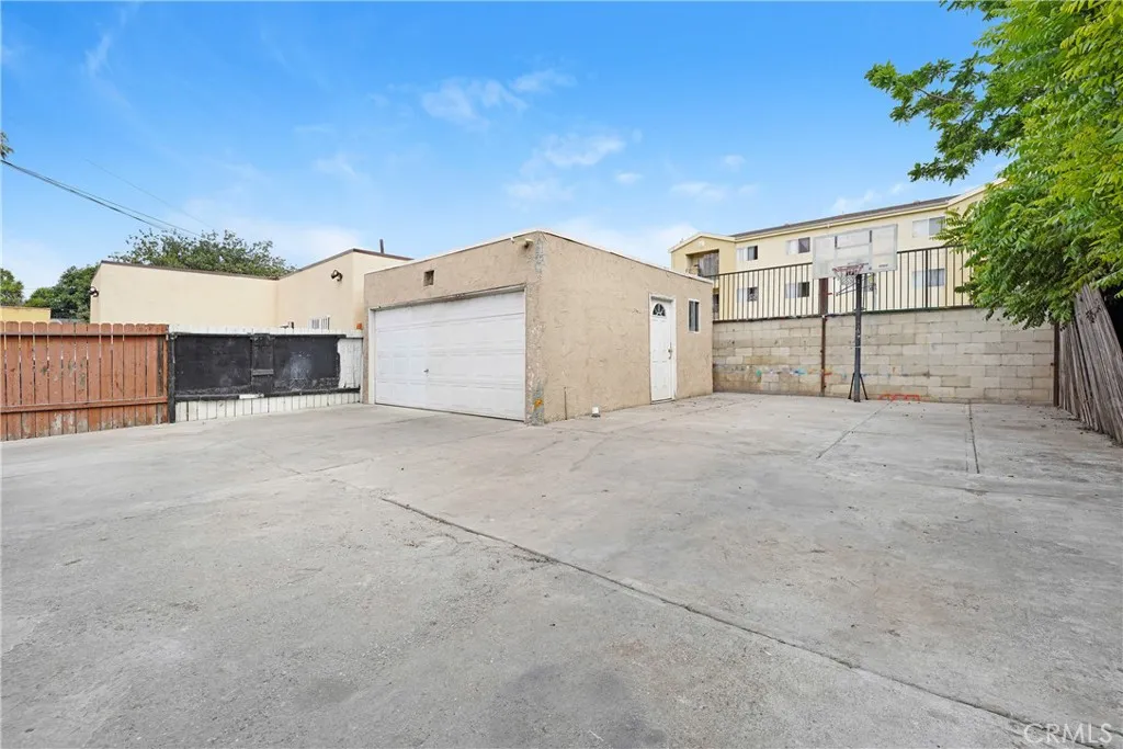 DETACHED GARAGE- YARD AREA /PARKING