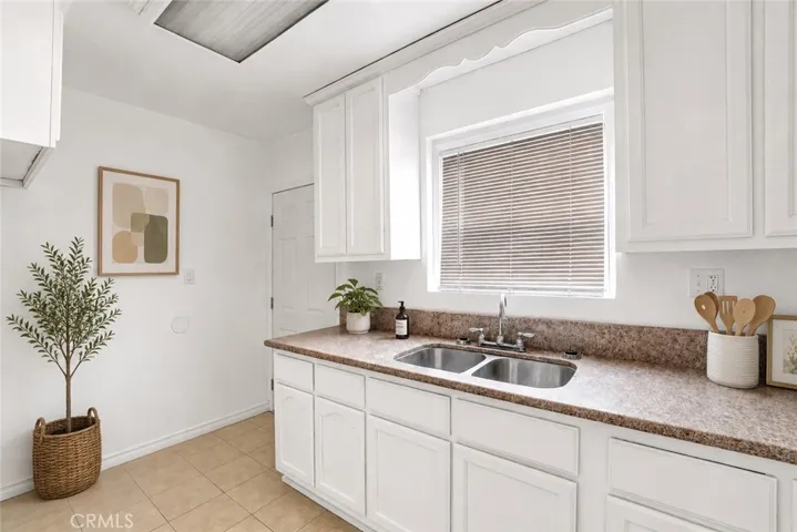 FRONT UNIT KITCHEN (VIRTUALLY STAGED)