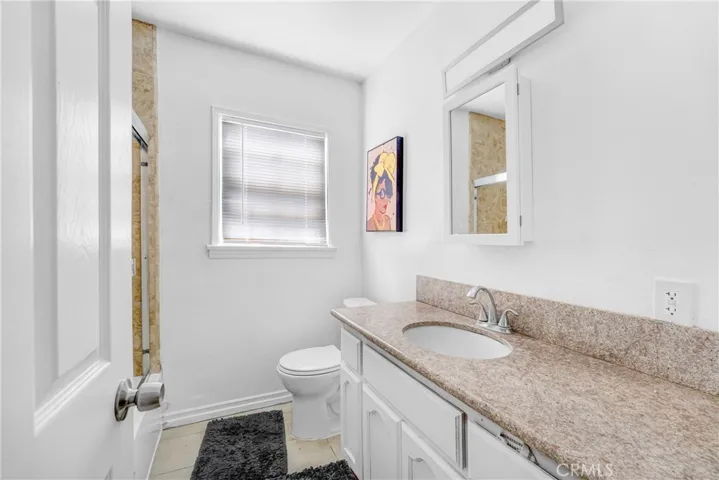 FRONT UNIT BATHROOM
