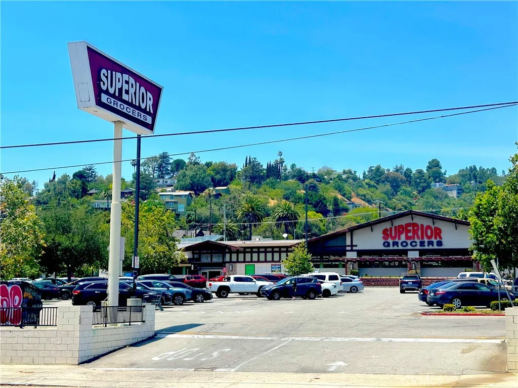 Close Proximity to Markets/Commercial Area on Figueroa