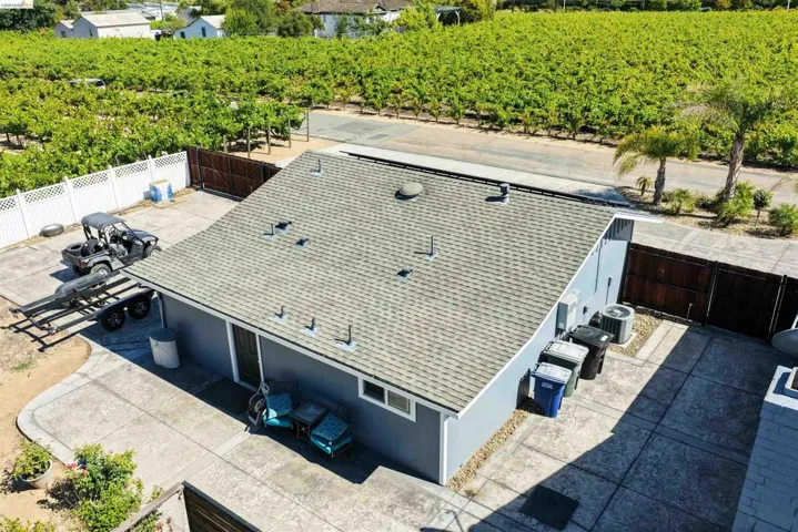 Single-story residence featuring a gray asphalt shingle roof