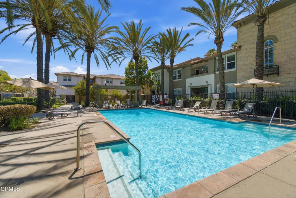 30_community pool