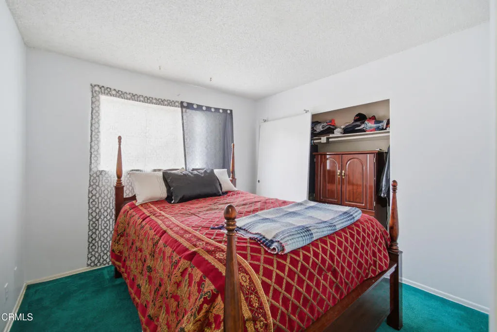 23_bedroom