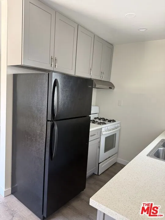 Kitchen Refrigerator and Stove