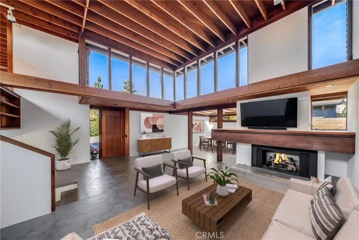 This photo has been virtually staged to illustrate the potential of the space. Unaltered photos are included in the listing.