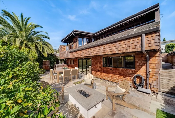 This photo has been virtually staged to illustrate the potential of the space. Unaltered photos are included in the listing.
