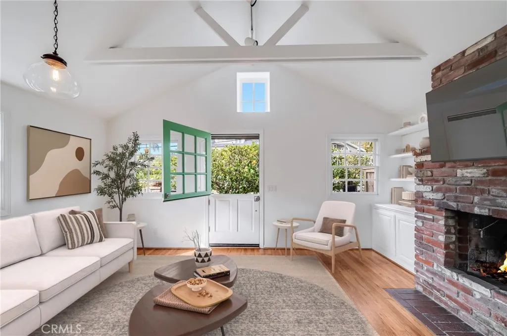 This photo has been virtually staged to illustrate the potential of the space. Unaltered photos are included in the listing.