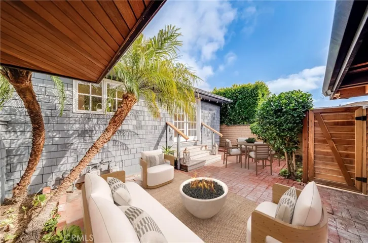 This photo has been virtually staged to illustrate the potential of the space. Unaltered photos are included in the listing.