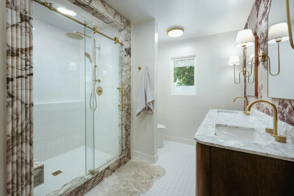 Primary en-suite