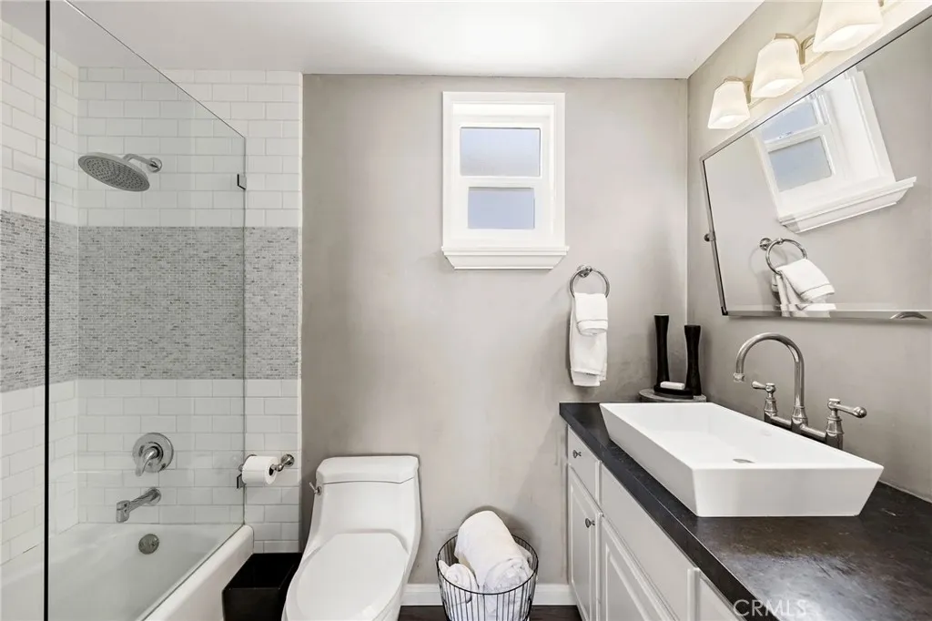 Updated Bathroom, Shower with Tub