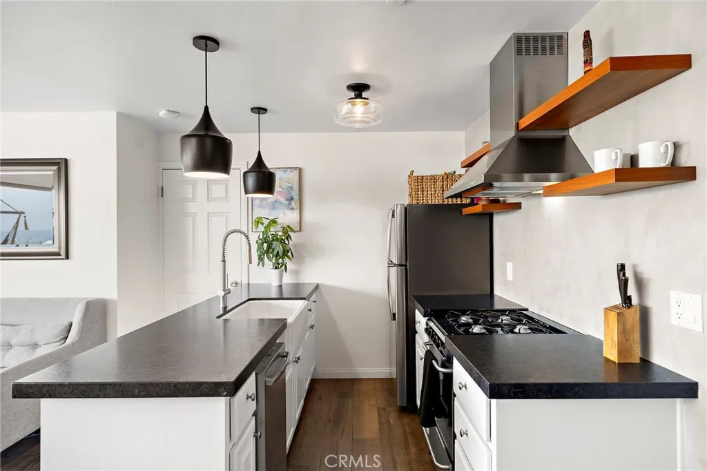 Kitchen, Fridge, 4-Gas Burner, Dishwasher, Farmhouse Sink