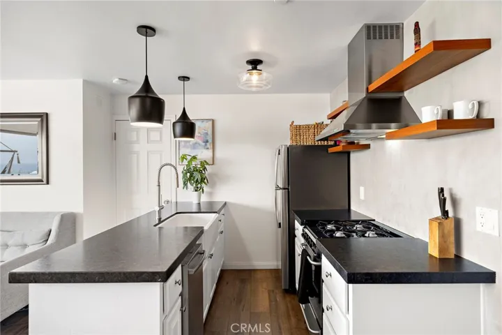Kitchen, Fridge, 4-Gas Burner, Dishwasher, Farmhouse Sink
