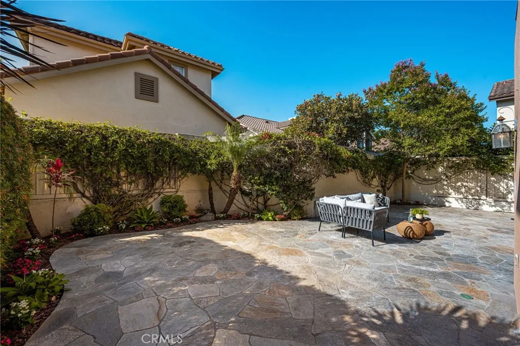 Oversized flagstone patio