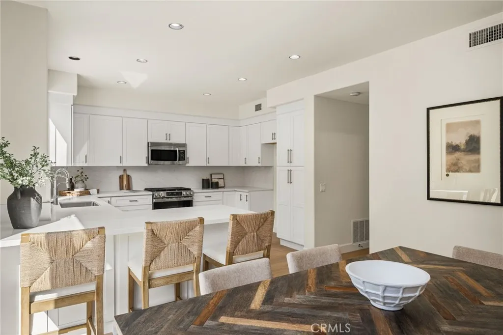 Peninsula w/seating