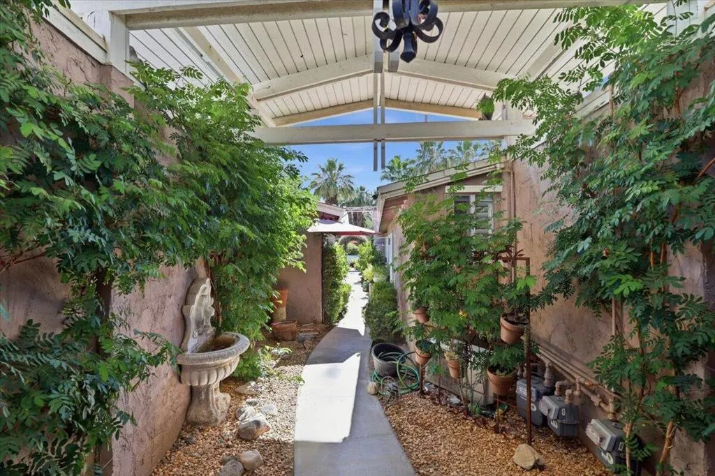 16-Entry Courtyard