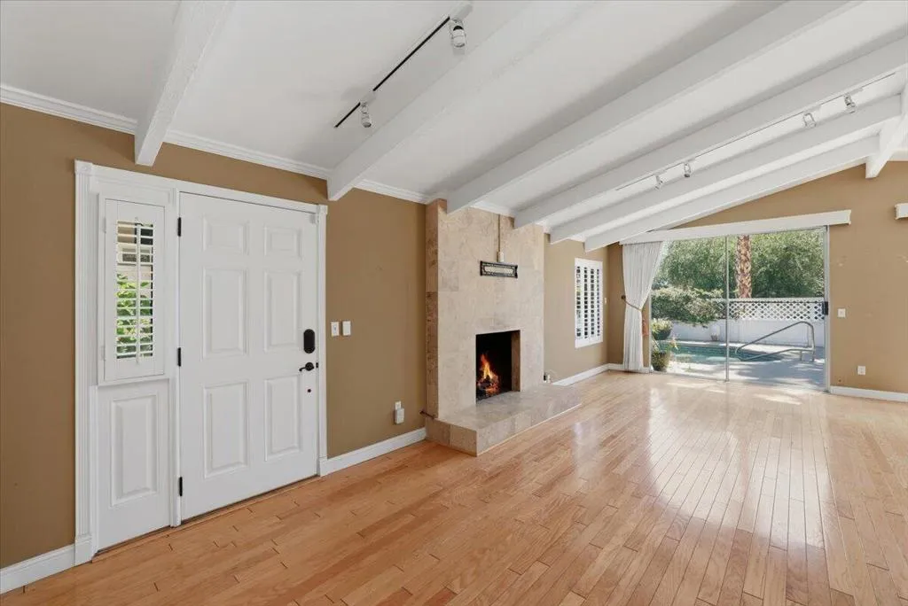 48-Entry and Interior