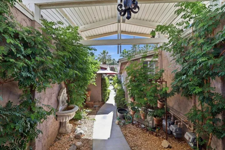 16-Entry Courtyard