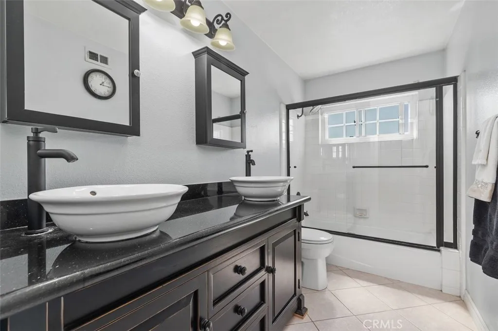Upstairs hall bath