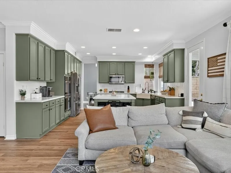 Kitchen flowing in family room