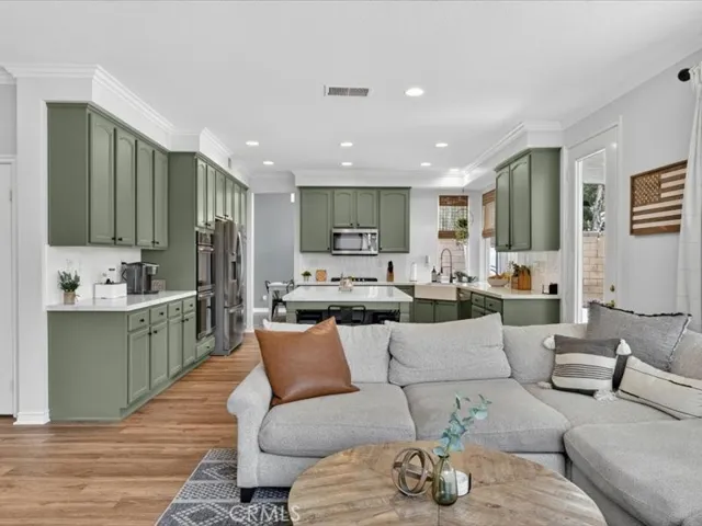 Kitchen flowing in family room