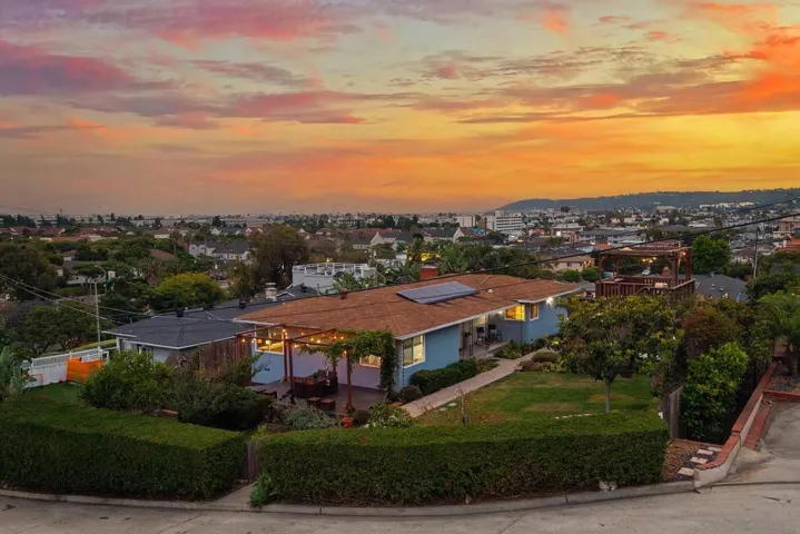 3115 Russell, San Diego, California 92106